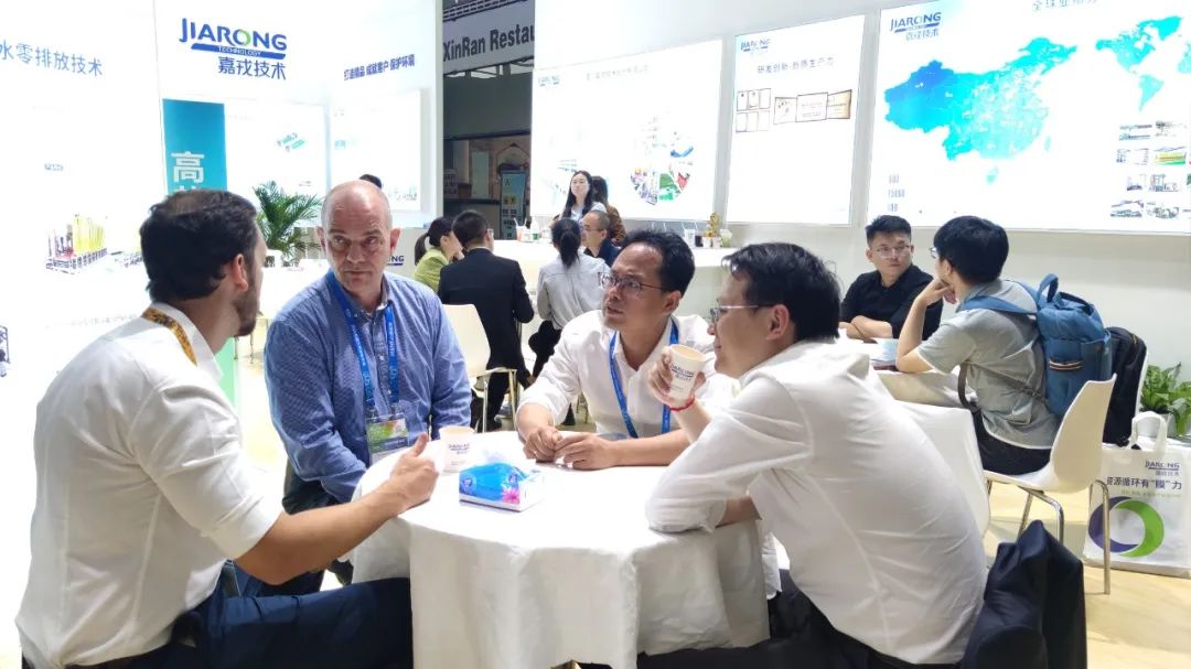 嘉戎技術(shù)董事長(zhǎng)董正軍與客戶交談 嘉戎技術(shù)董事長(zhǎng)董正軍與客戶交談