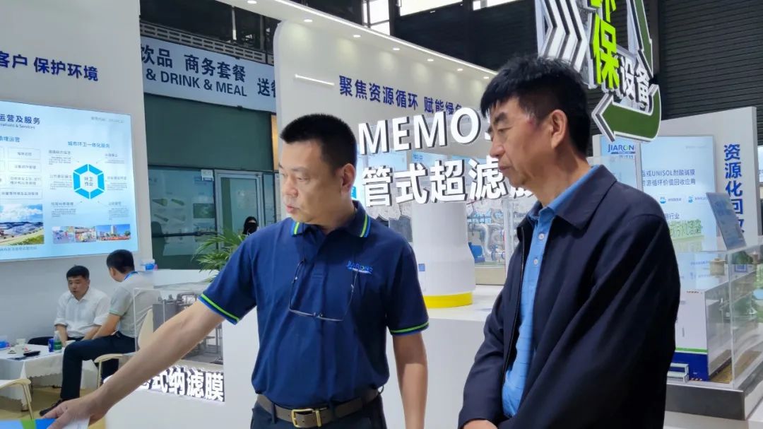 嘉戎技術(shù)總經(jīng)理蔣林煜與客戶交談 嘉戎技術(shù)總經(jīng)理蔣林煜與客戶交談